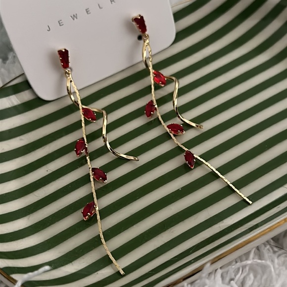 💎BOGO FREE💎 Dainty red dangle gem earrings - Picture 3 of 3
